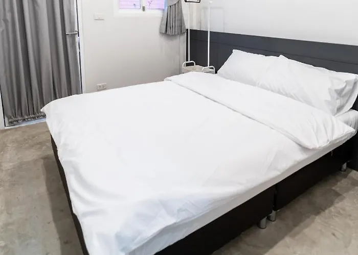 Pier 808 Hostel *