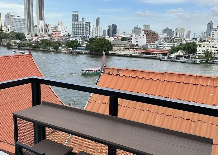 Pier 808 Albergue