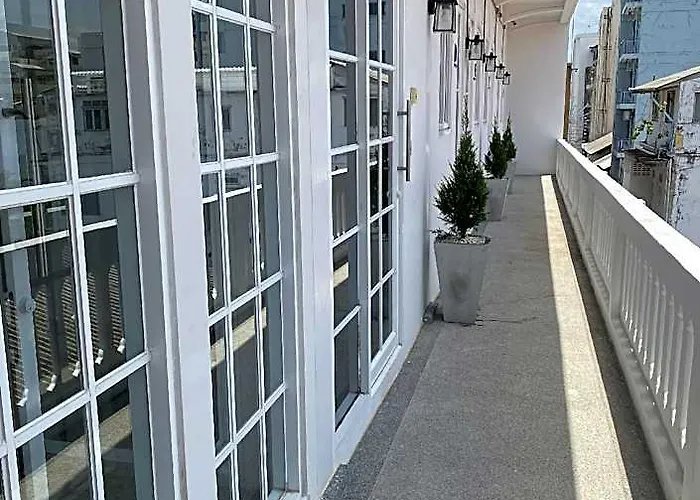 Pier 808 *